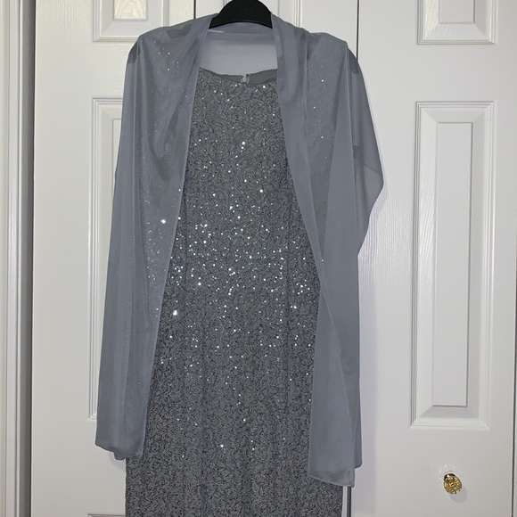 Formal dress - Picture 5 of 6